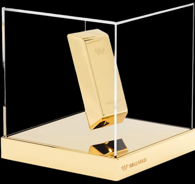 یک عدد طلا در داخل یک باکس با ارم وال گلد