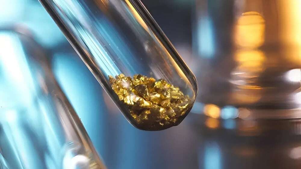 خردههای طلا به عنوان نمونه در لوله آزمایش، برای تعیین عیار دقیق طلا