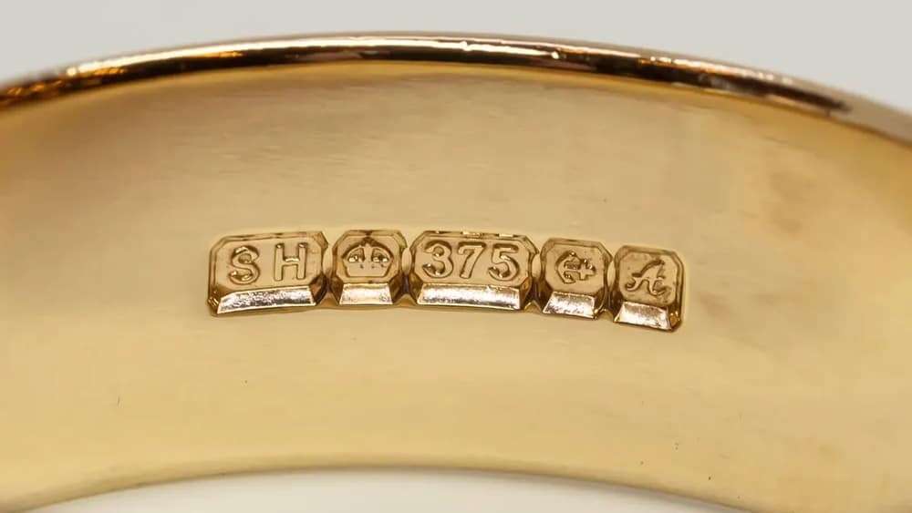 نمونه واقعی از انگ طلا که داخل یک حلقه حک شده است