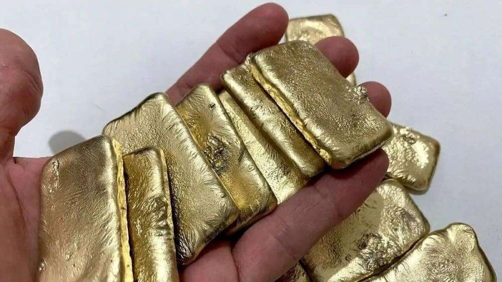 نمونه واقعی از قطعههای طلای آبشده در دست یک نفر