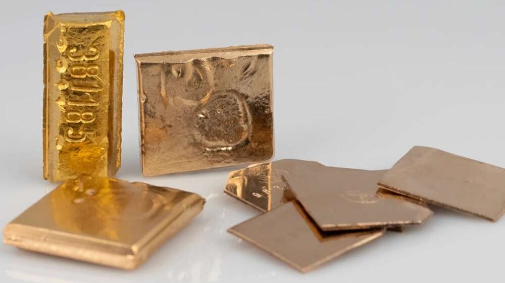 چند قطعه طلای آبشده با اشکال نامنظم و سطحی ناصاف