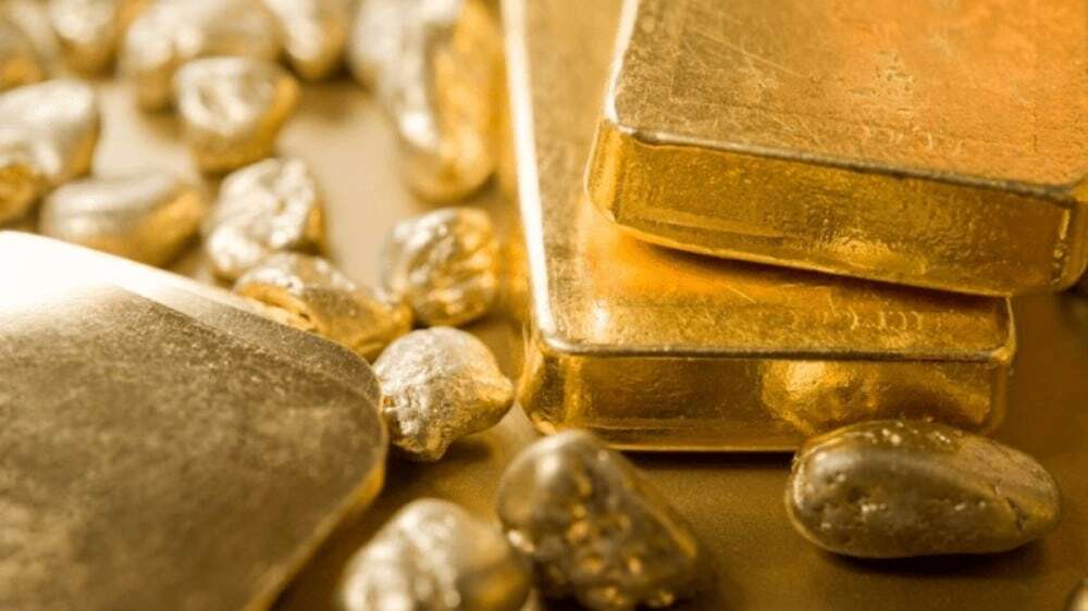 شمشهای طلای براق و تکههای طلای خام پراکنده