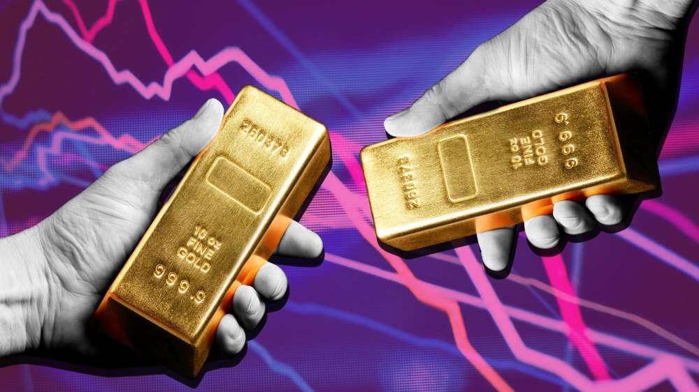دو دست که هر کدام یک شمش طلای خالص را در مقابل نمودارهای نوسانی قیمت نگه داشتهاند