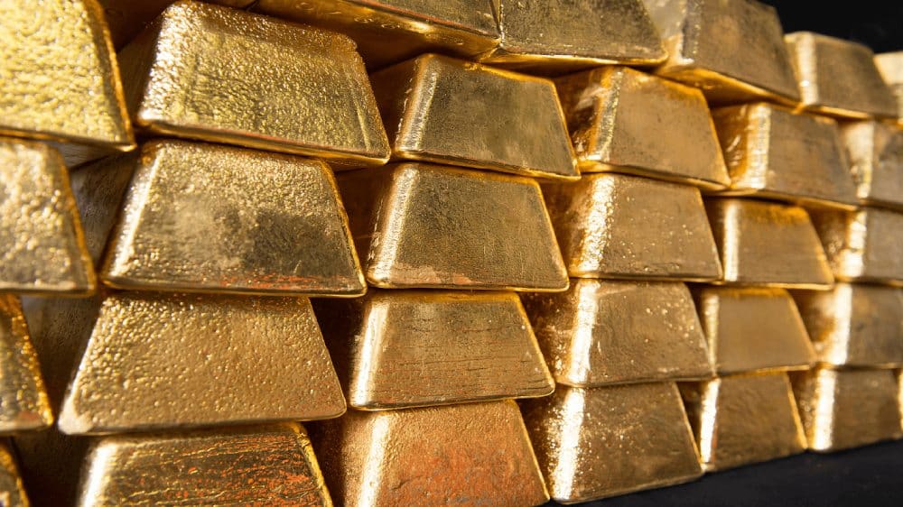 دیواری از شمش‌های طلای خالص که با نظمی دقیق روی یکدیگر قرار گرفته‌اند