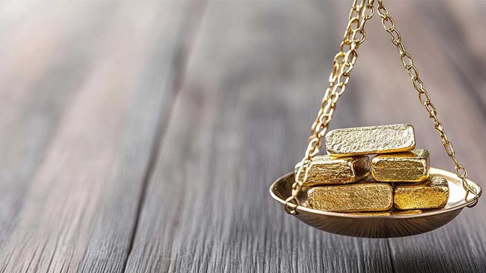 ترازوی سنتی در حال وزن کردن شمش طلای آب شده