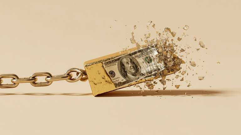 یک اسکناس کاغذی که در اتاقی مینیمال و با رنگهای پاستلی از شمش طلا جدا میشود.