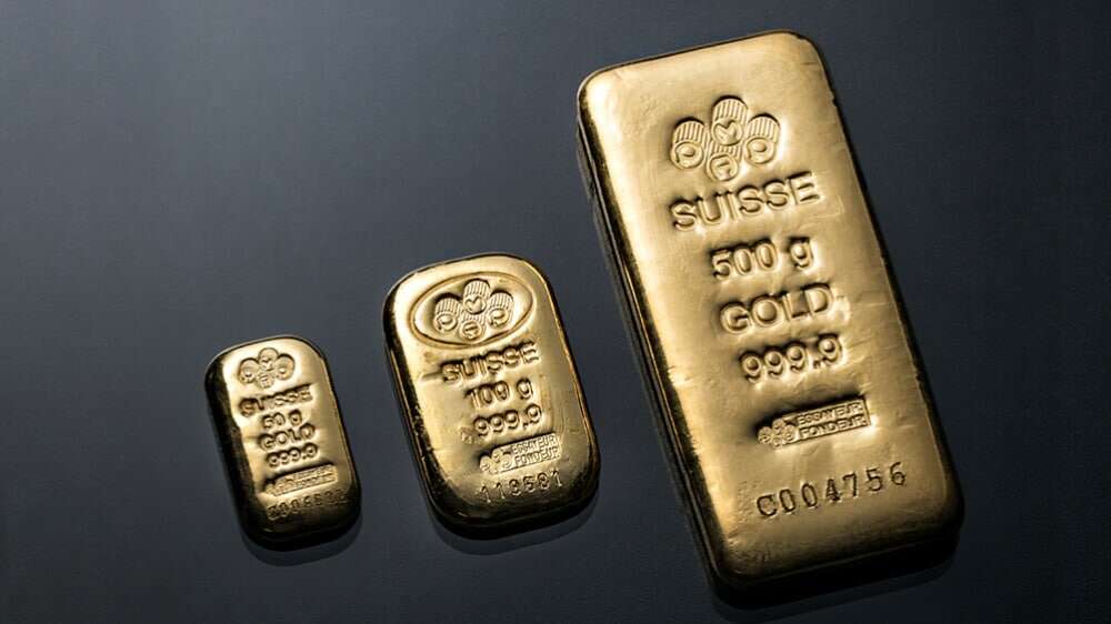 سه شمش طلای سوئیسی با اندازههای مختلف ۵۰، ۱۰۰ و ۵۰۰ گرم روی سطحی تیره