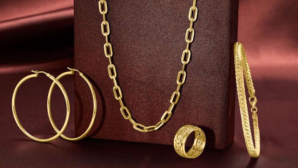 مجموعه‌ای زیبا از جواهرات طلا شامل گردنبند، گوشواره، انگشتر و دستبند