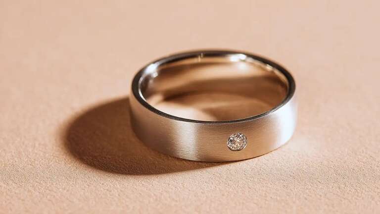 حلقه جنس طلای سفید با یک الماس کوچک در وسط آن