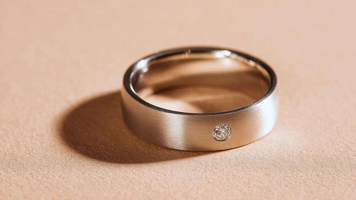 حلقه جنس طلای سفید با یک الماس کوچک در وسط آن