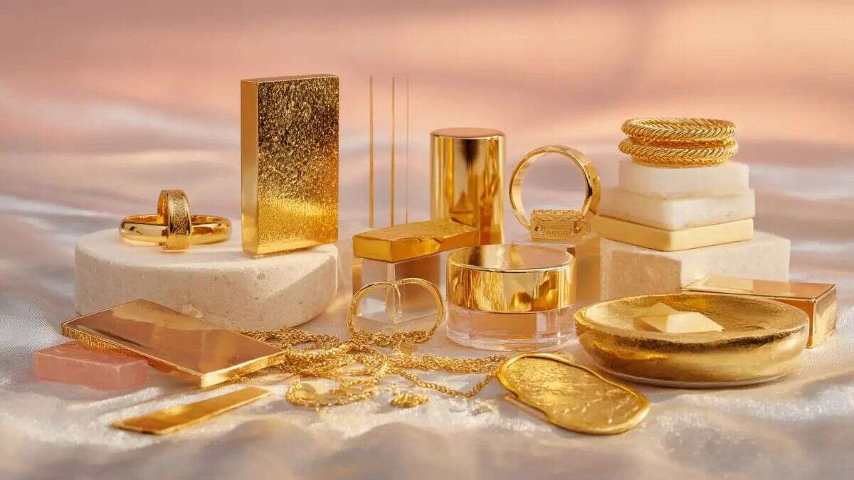 جواهرات و شمش‌های طلا روی سطحی از ساتن نرم