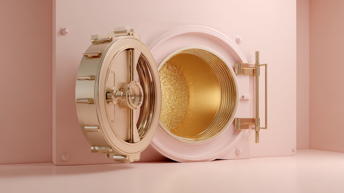 صندوق طلا لوکس با درِ باز و محفظه‌ای طلایی که نشان‌دهنده امنیت است