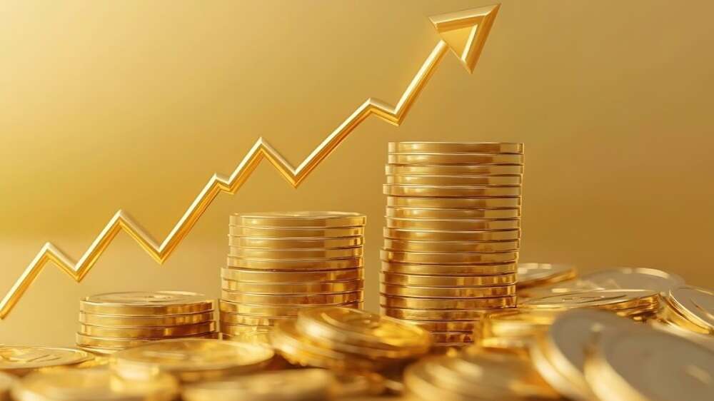 سکه‌های طلا روی هم چیده شده با نمودار پیکانی رو به بالا