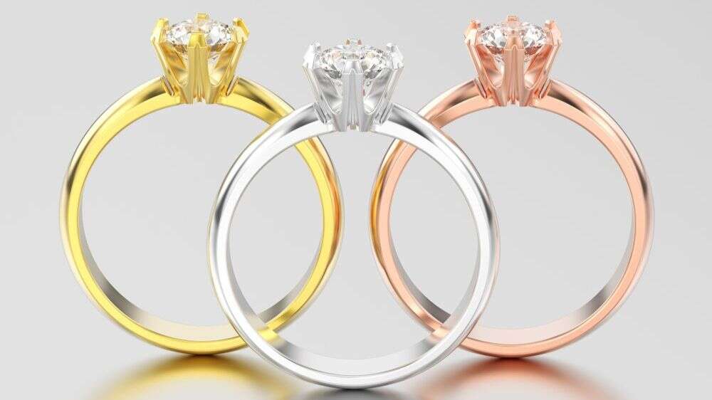 سه انگشتر ساخته شده از طلا، نقره و برنج