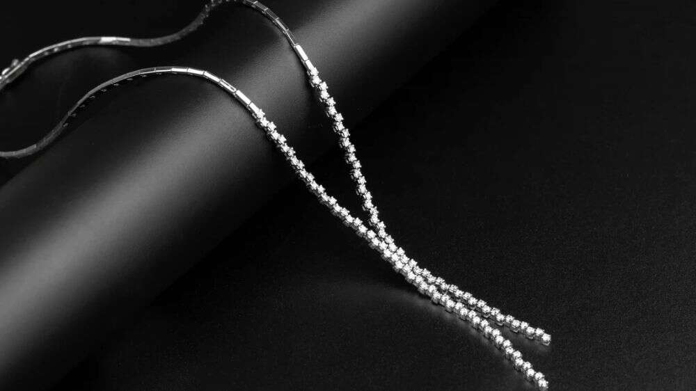 گردنبند از جنس طلای سفید با پس زمینه مشکی