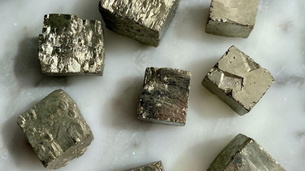 بلورهای طلای ابلهان یا پیریت