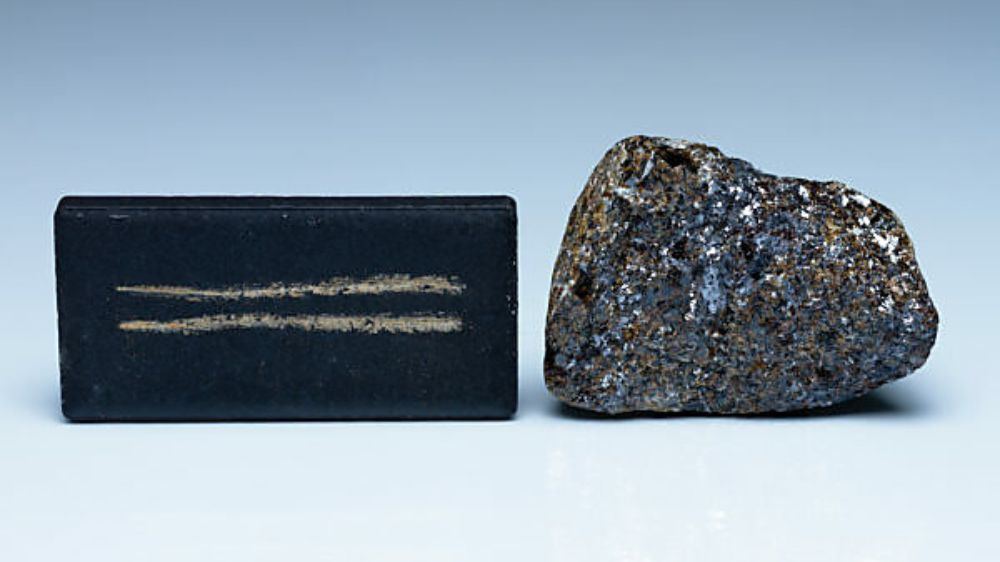 یک قطعه طلای ابلهان (پیریت) و سطحی که تست خاکه آن را نشان می‌دهد.