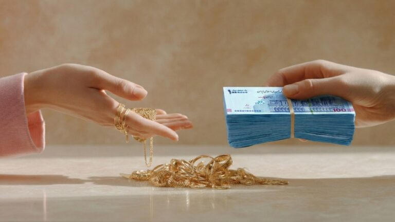 یک دست در حال دادن طلا، یک دست در حال دادن پول