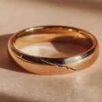 یک حلقه ظریف طلایی شکسته