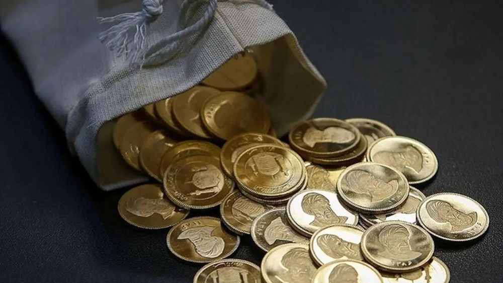 یک کیف پارچه‌ای کوچک پر از سکه امامی