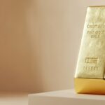 شمش طلای خالص با عیار ۹۹۹٫۹ قرارگرفته روی سکوی مینیمال