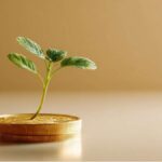 سکه طلا با نهال پسته — اتاقی پاستلی، نور گرم.