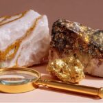 دو سنگ طلا در کنار ذره بین