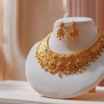 سرویس گردنبند و گوشواره طلای مجلسی با طراحی سنتی و ظریف روی مانکن