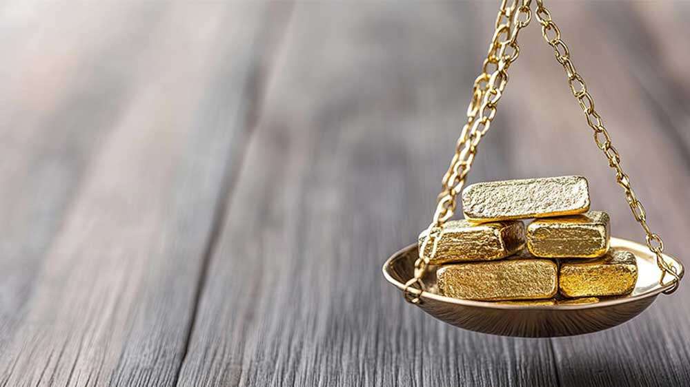 ترازوی سنتی در حال وزن کردن شمش طلای آب شده